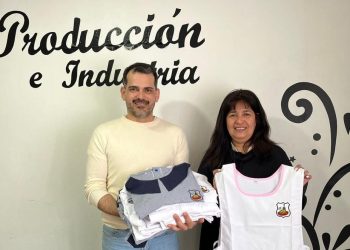 El taller textil de Plaza Huincul confeccionó guardapolvos para escuelas rurales