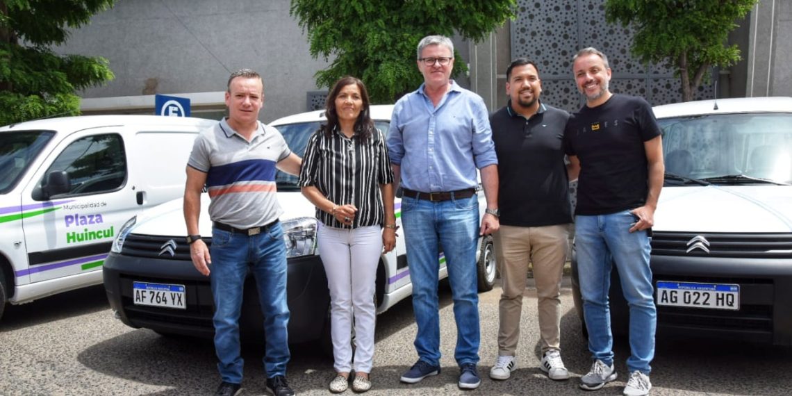 Se incorporaron tres camionetas al parque automotor municipal de Plaza Huincul