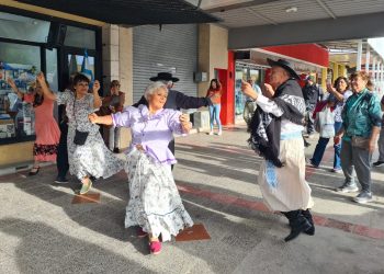 En el día de la tradición bailaron en pleno centro de Cutral Co