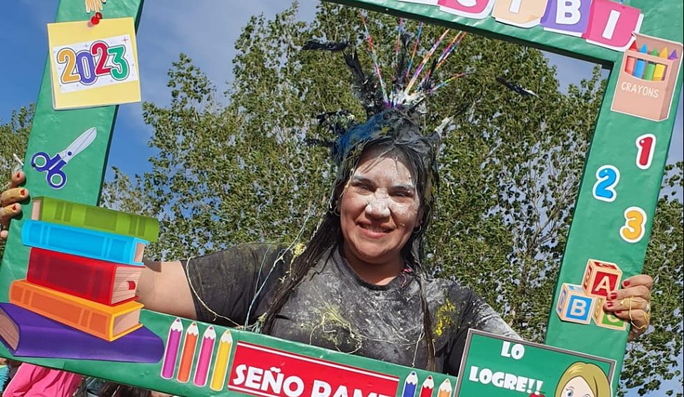 Saludan a nueva egresada en Cutral Co