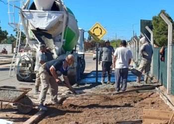 Avanza la ejecución de las veredas en un sector de Plaza Huincul