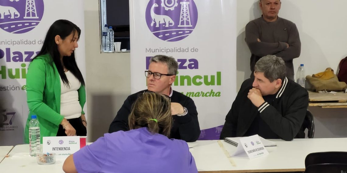 Más de un centenar de vecinos acudió al programa el gabinete en tu barrio de Plaza Huincul