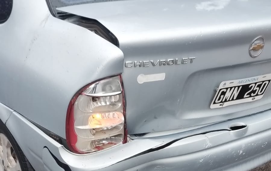 Le chocó el auto desde atrás y se fue: sucedió en General Paz y Benazar de Cutral Co