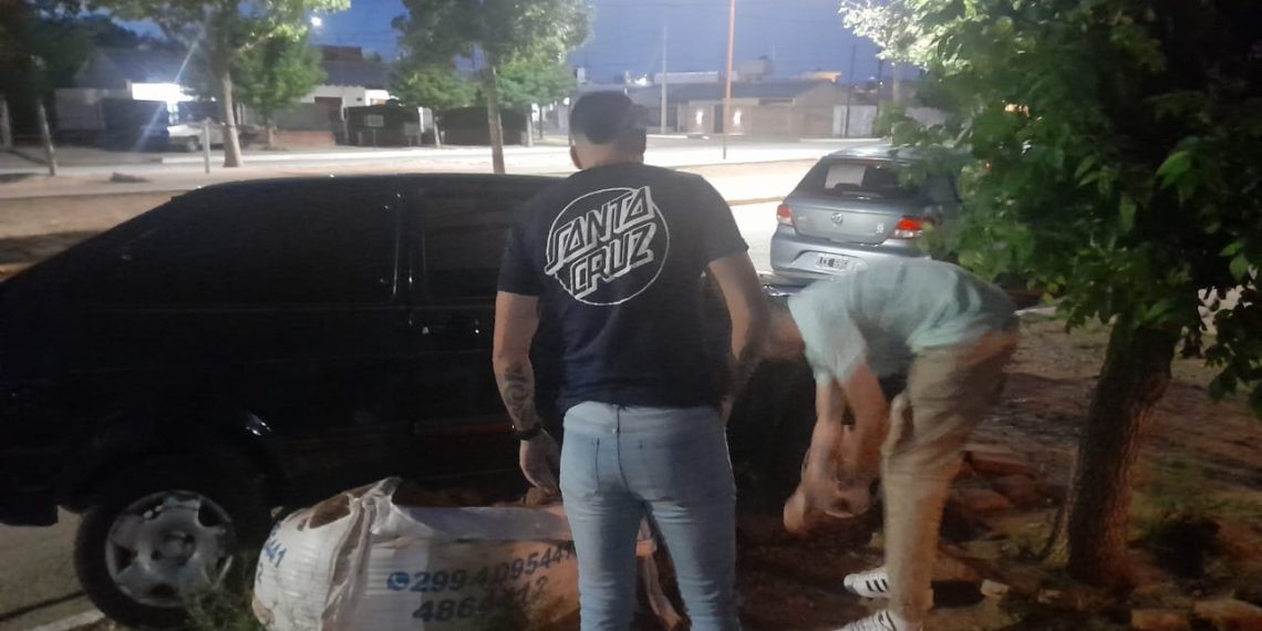 Huincul: un conductor perdió el control y chocó en una vereda