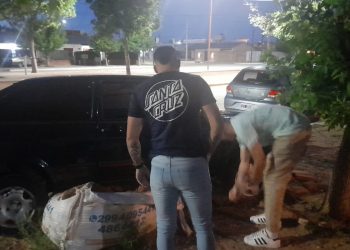 Huincul: un conductor perdió el control y chocó en una vereda