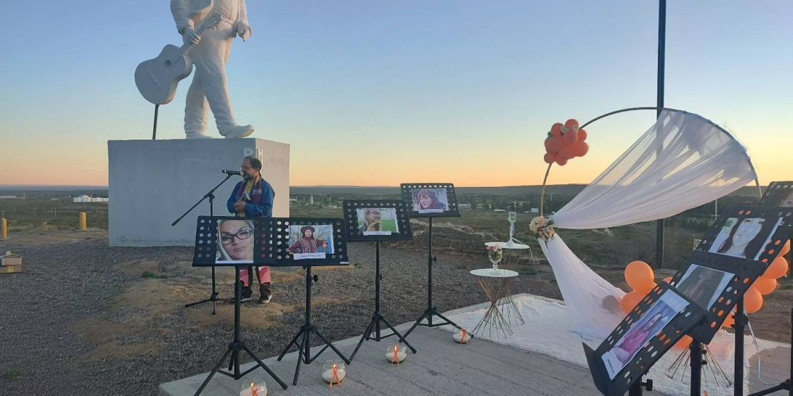 Hubo homenaje a las víctimas de femicidio, en Plaza Huincul