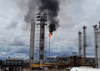 YPF puso en marcha una obra en Loma Campana y hubo preocupación por un mechero