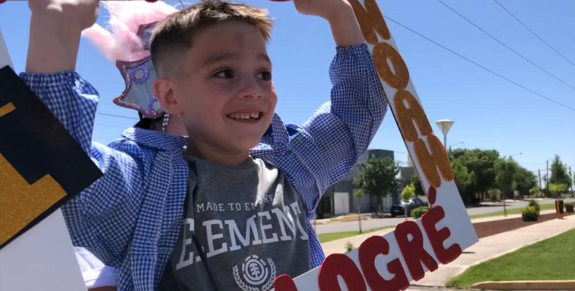 Saludan a un niño que egresó del jardín