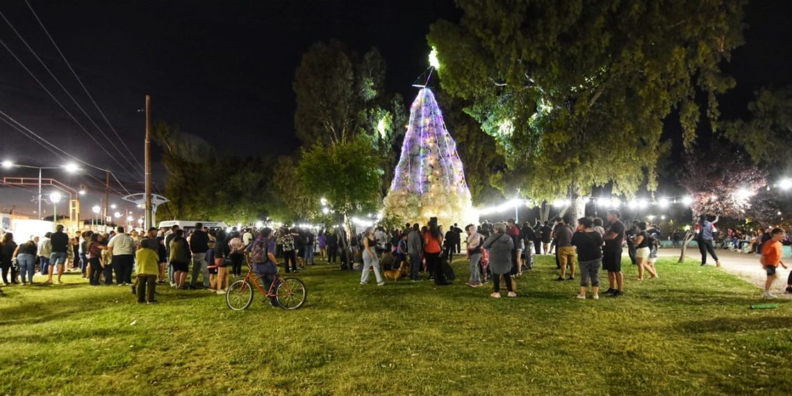 Encendieron el árbol de Navidad en Plaza Huincul