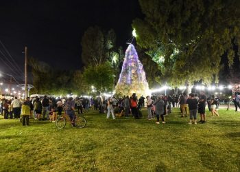 Encendieron el árbol de Navidad en Plaza Huincul