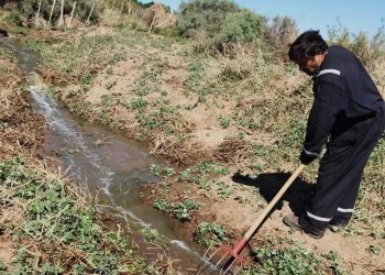 Reparan los canales de riego en Plaza Huincul