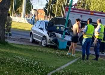 Plaza Huincul: chocó contra un poste en la rotonda de las Banderas