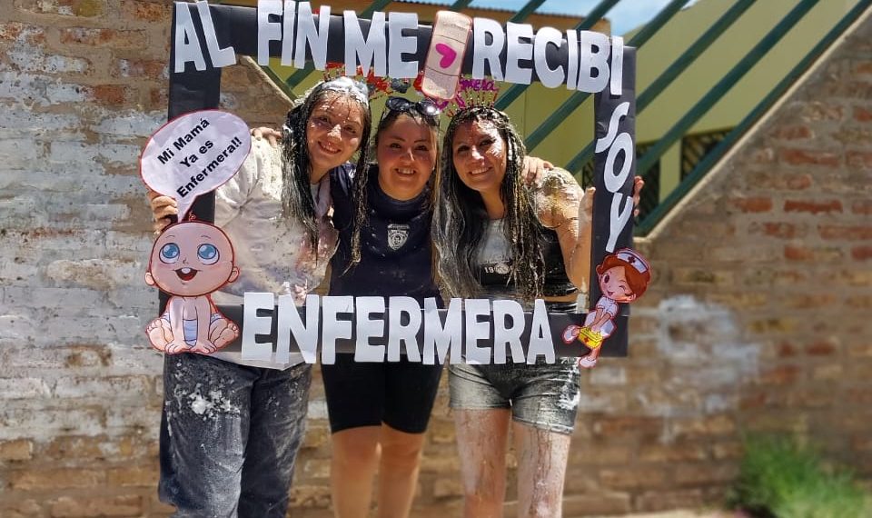 Saludan a flamantes egresadas de Enfermería