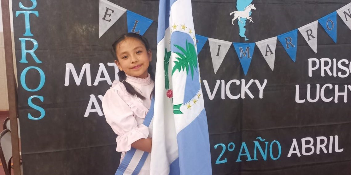 Saludan a abanderada folclórica