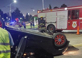 Volcó en la rotonda de Las Banderas en Plaza Huincul