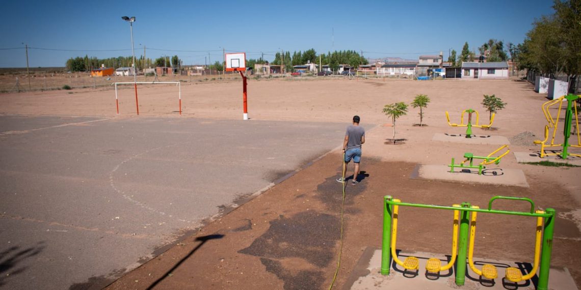 Habrá césped sintético e iluminación para la cancha de un barrio en Cutral Co