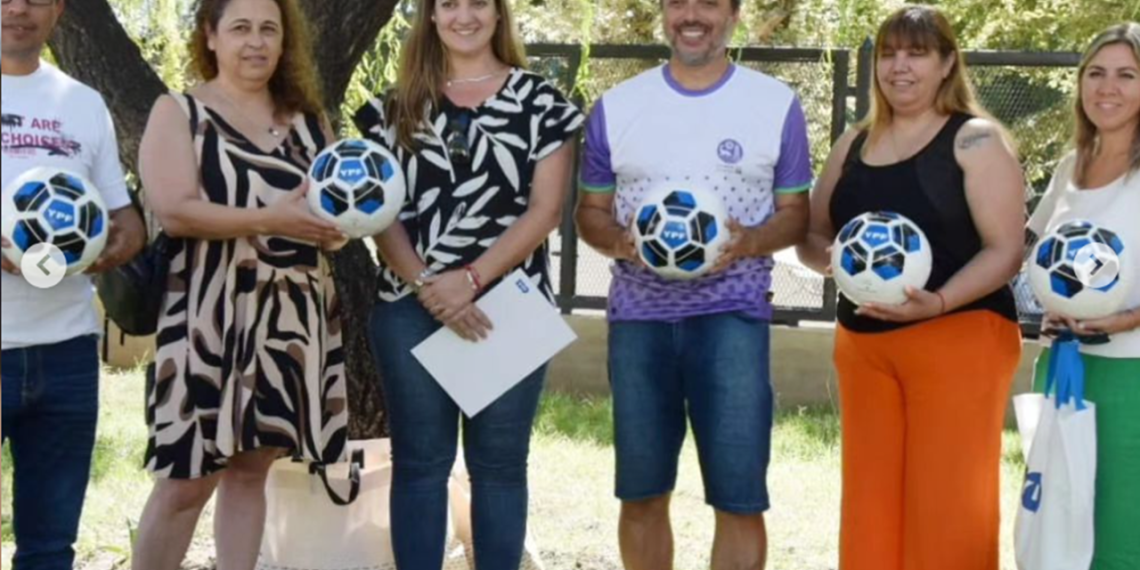 La Dirección de Deportes de Plaza Huincul también recibió pelotas de YPF