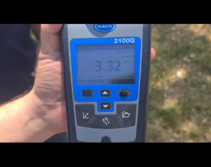 Estos son los controles de turbiedad del agua que hace el EPAS en Cutral Co