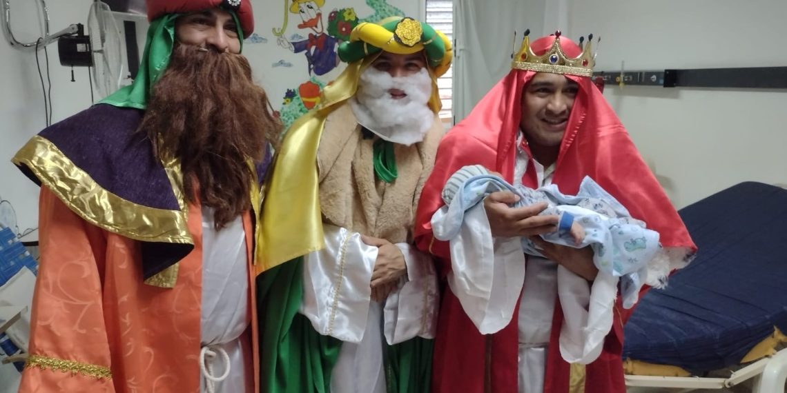 Los Reyes Magos, gracias a la Policía, llegaron hasta el hospital de Cutral Co y Plaza Huincul