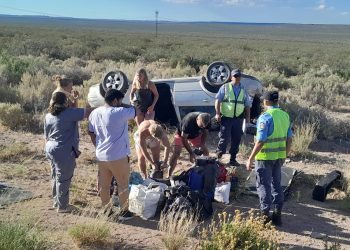 Una familia volcó en Piedra del Águila