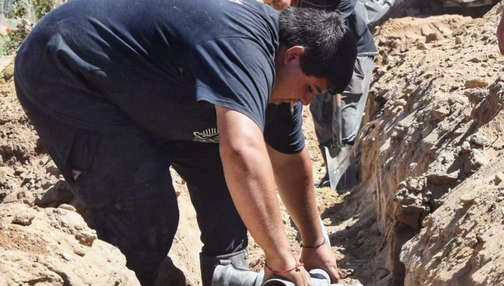 Plaza Huincul: Avanza la conexión de agua potable en Altos del Sur