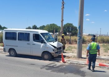 Plaza Huincul: Conductor chocó contra poste de luz tras descompensarse