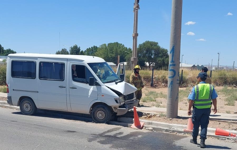 Plaza Huincul: Conductor chocó contra poste de luz tras descompensarse