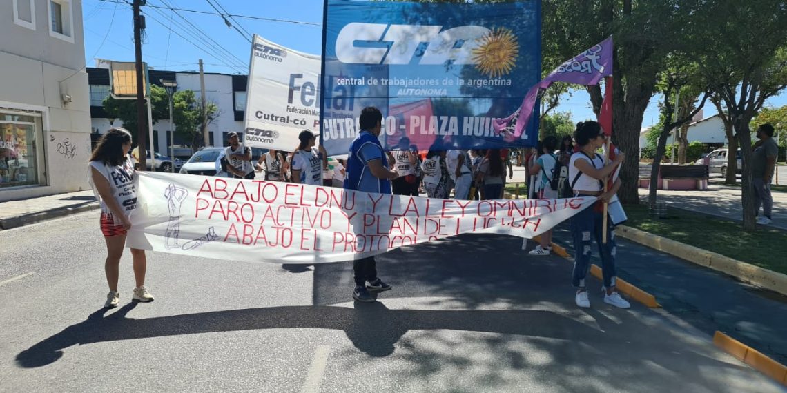 Hubo marcha en el centro de Cutral Co, por el paro general contra el DNU y la Ley Ómnibus