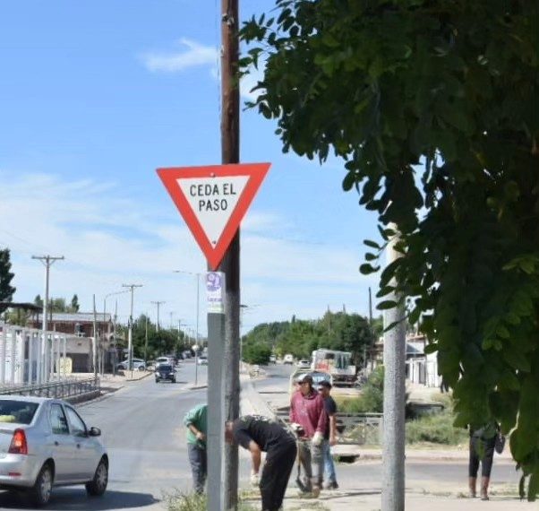 En Plaza Huincul están colocando señalización urbana
