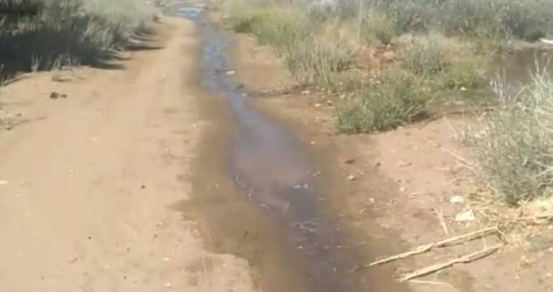 Se registran varias pérdidas de agua en Barrio Norte de Plaza Huincul