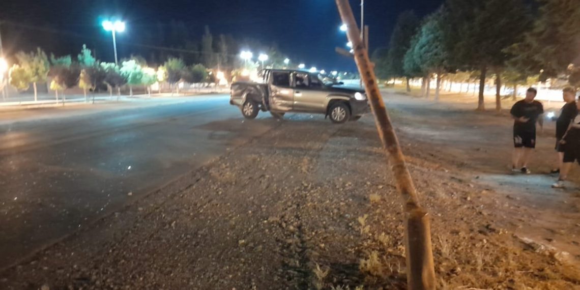 Cutral Co: Chocaron alumbrado público y se dieron a la fuga