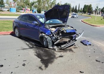 Fuerte choque en Plaza Huincul, entre un auto y un camión