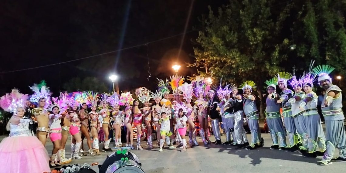 Previa del carnaval! La comparsa de Cutral Co hace espectáculo en la plaza