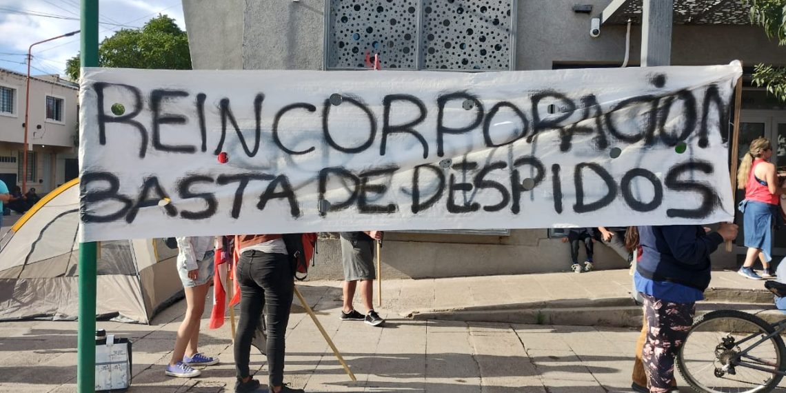 Plaza Huincul: Desafectados exigen la reincorporación en el edificio municipal