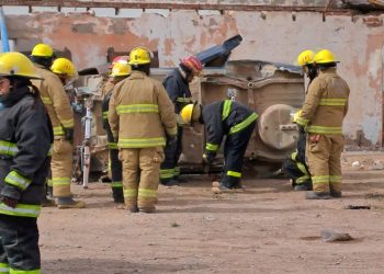 Bomberos se capacitaron en Plaza Huincul sobre rescate vehicular