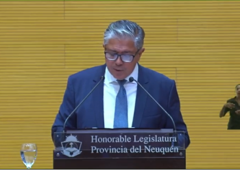 Rolando Figueroa habló en la Legislatura y nombró a Plaza Huincul