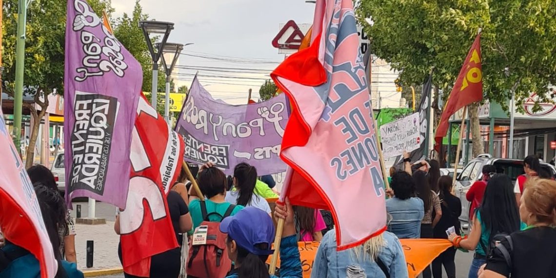8M: hubo marcha de mujeres por el centro de Cutral Co