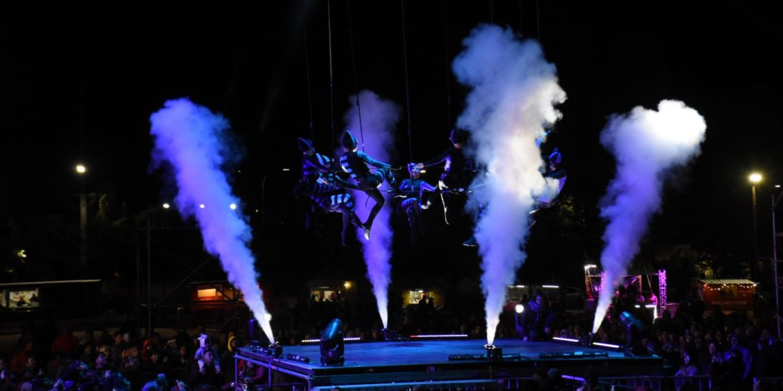 Plaza Huincul inició el festejo de los 58 años con el metal, cuarteto y las danzas aéreas
