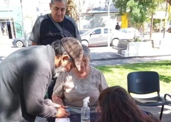 Realizan jornada de vacunación y control de salud en Plaza Gral. San Martín, de Cutral Co