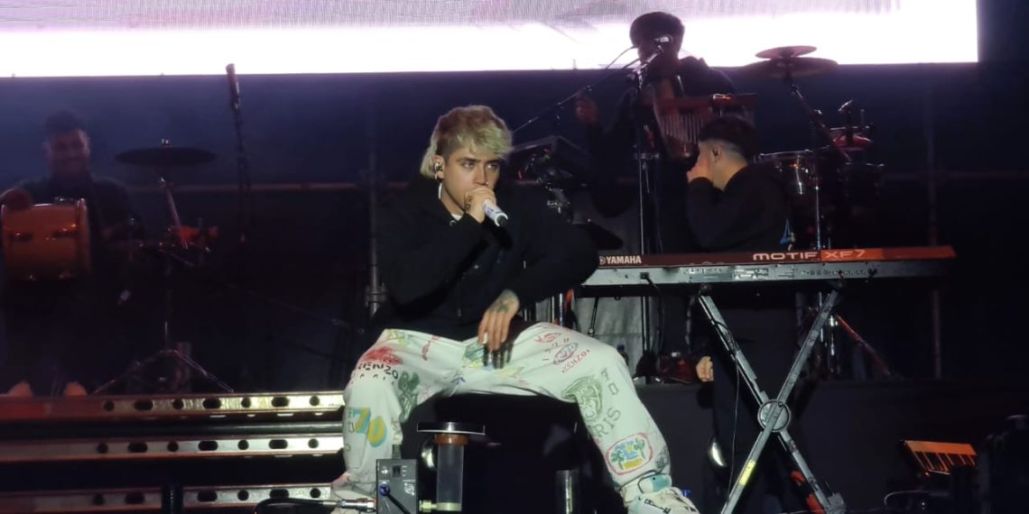 Luck Ra cantó el feliz cumpleaños e inició oficialmente el 58 aniversario de Plaza Huincul