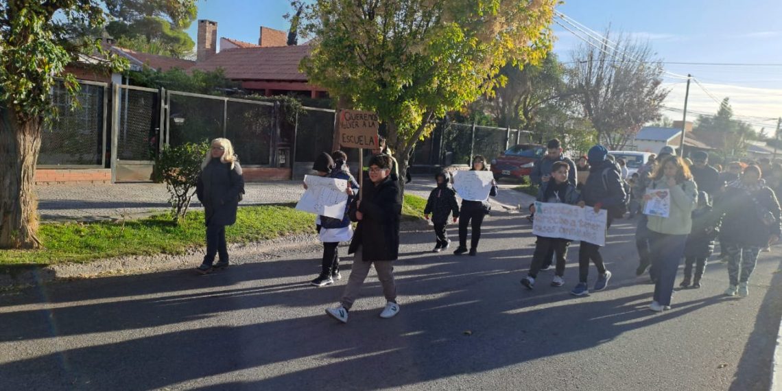 Plaza Huincul: Hubo marcha y reclamaron en el municipio por la escuela 123