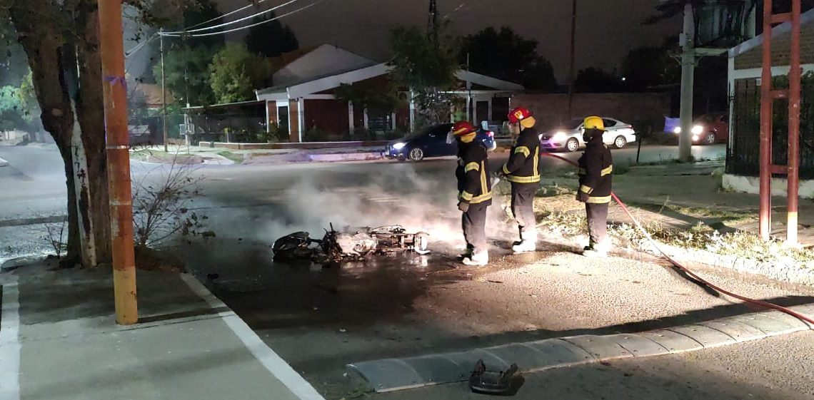 Huincul: Dos hombres pasaron un badén y se les prendió fuego la moto
