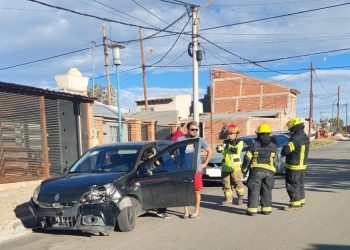 Plaza Huincul: dos personas golpeadas en un choque entre autos