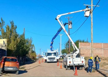 Copelco renovó las líneas eléctricas en un barrio de Plaza Huincul