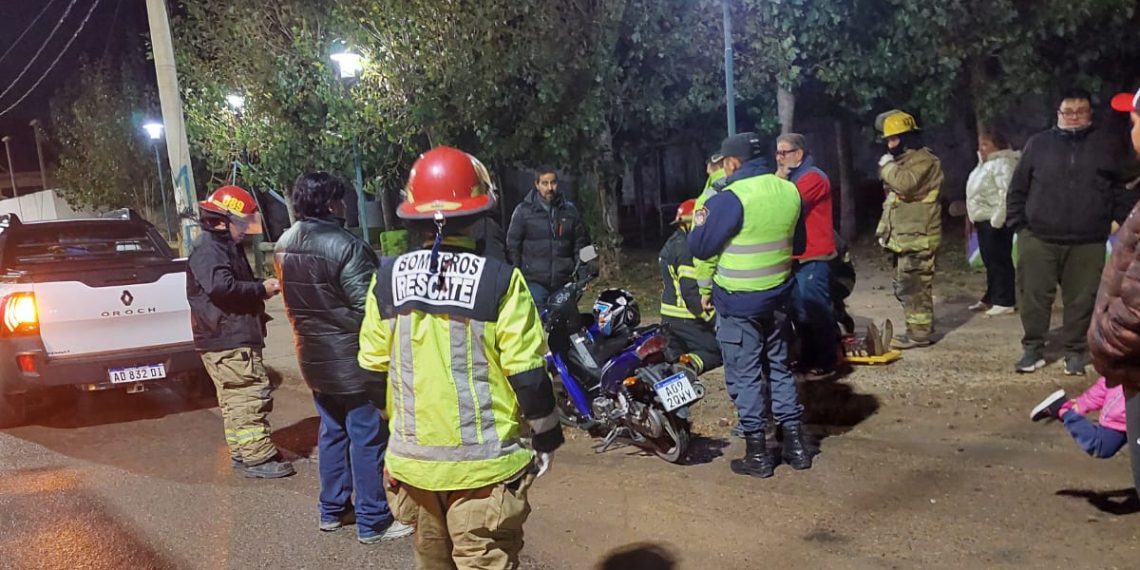 Plaza Huincul: iban en moto y sufrieron una caída en el barrio Central