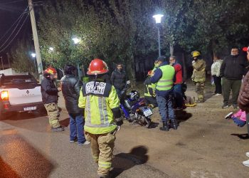 Plaza Huincul: iban en moto y sufrieron una caída en el barrio Central