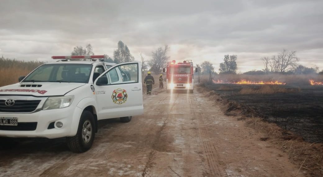 Sofocaron el incendio de pastizales en una chacra de Plaza Huincul