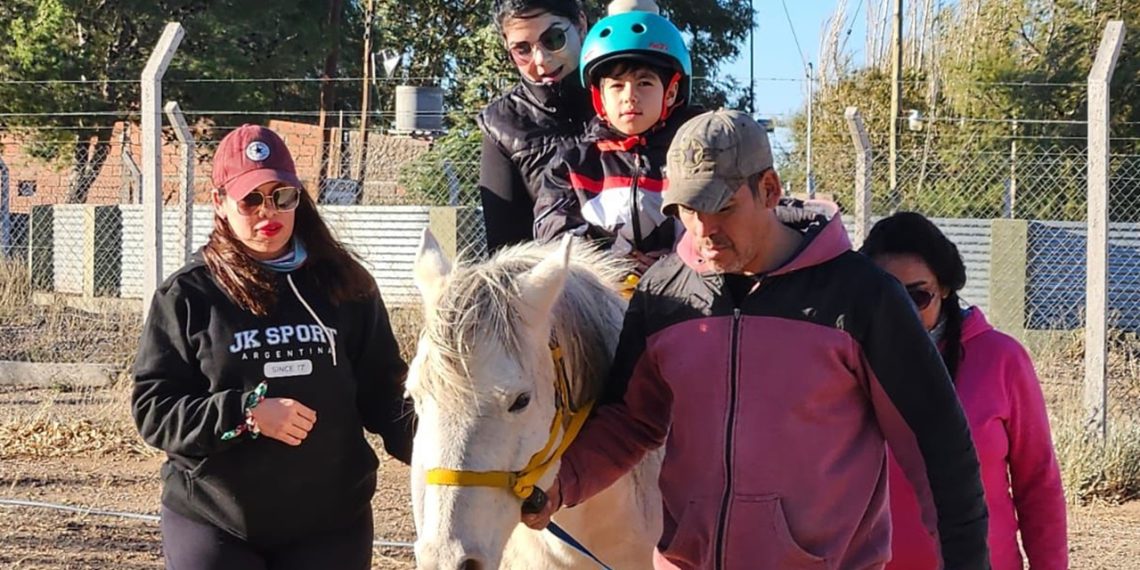 Piuke realiza una capacitación en Equinoterapia