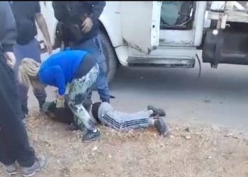 Plaza Huincul: Camión chocó dos autos estacionados y conductor intentó darse a la fuga