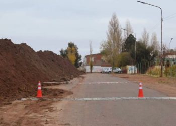 Cierran de calle en Plaza Huincul por trabajos en el canal colector